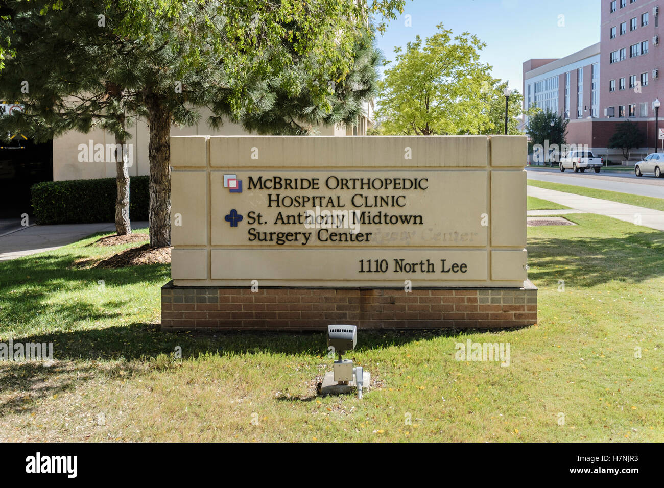 Ein Monument, das Werbung sign McBride Orthopädische Klinik, St. Anthony Midtown Operation Center in Oklahoma City, Oklahoma, USA. Stockfoto