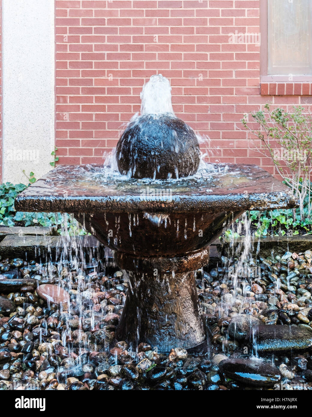 Ein dekorative fließende Wasserbrunnen saß auf einem Sockel mit einem Ball. Oklahoma City, Oklahoma, USA. Stockfoto
