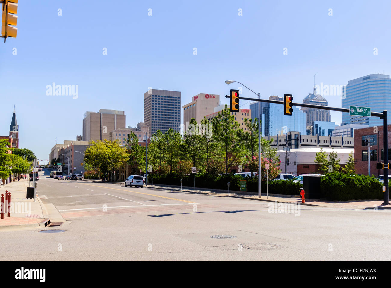 Ein Blick auf eine Straßenkreuzung und der Innenstadt von Oklahoma City, Oklahoma von 500 N. Walker. Stockfoto