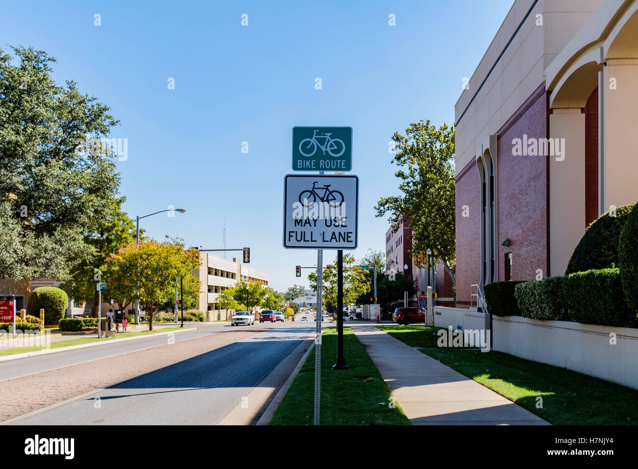 Ein Schild mit Fahrrädern kann Verwendung voll Lane auf einer Straße in Midtown Oklahoma City, Oklahoma, USA. Stockfoto