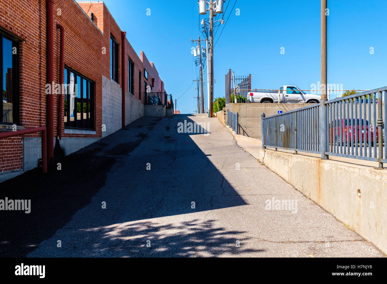 Eine einsame Gasse in Midtown Oklahoma City während des Tages. Stockfoto