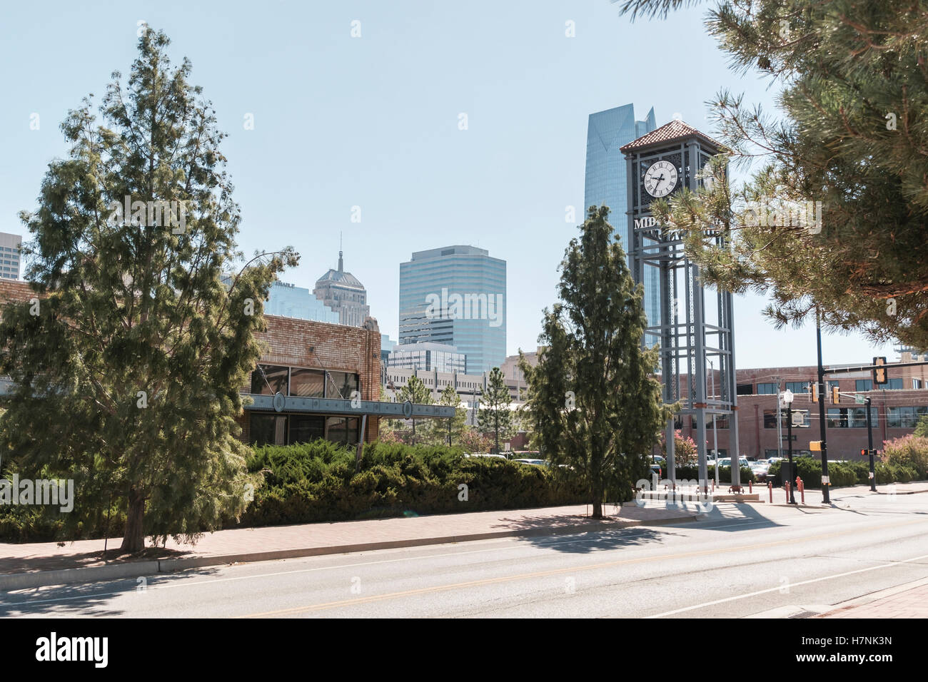 Ein Blick auf den Uhrturm Midtown und teilweise Skyline von N. Walker in Oklahoma City, Oklahoma, USA. Stockfoto