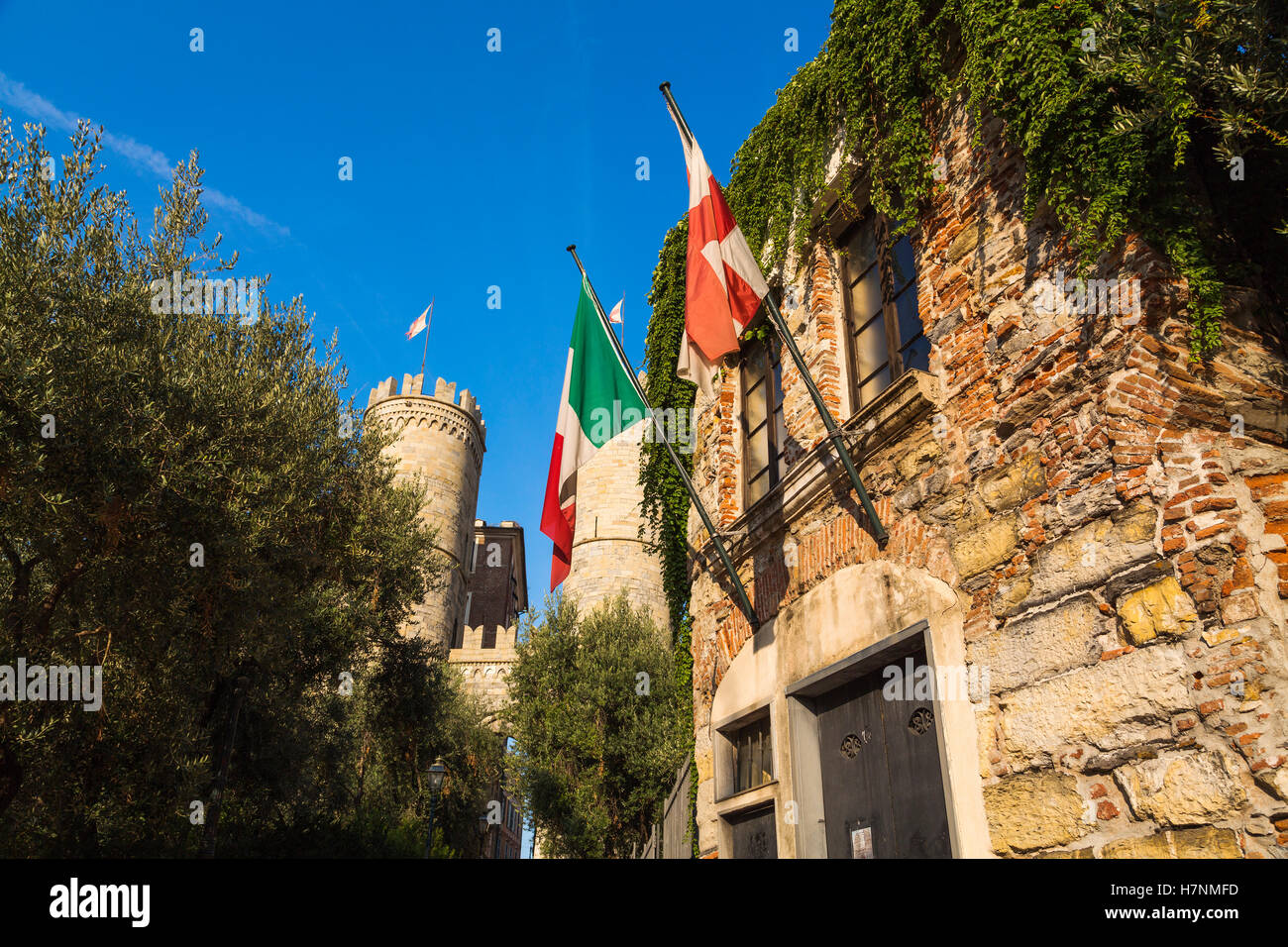 St Andrews Kreuzgang neben Christopher Columbus Haus & Porta Soprana, Altstadt. Genua. Mittelmeer. Ligurien, Italien Stockfoto