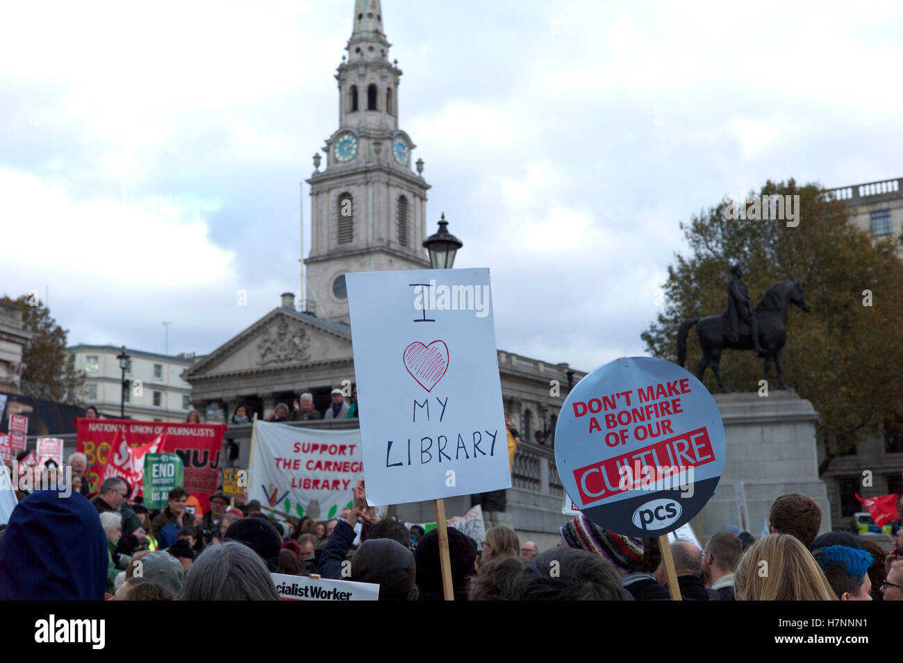 Speichern Sie unsere Bibliotheken-Demonstration am Trafalgar Square in London Stockfoto