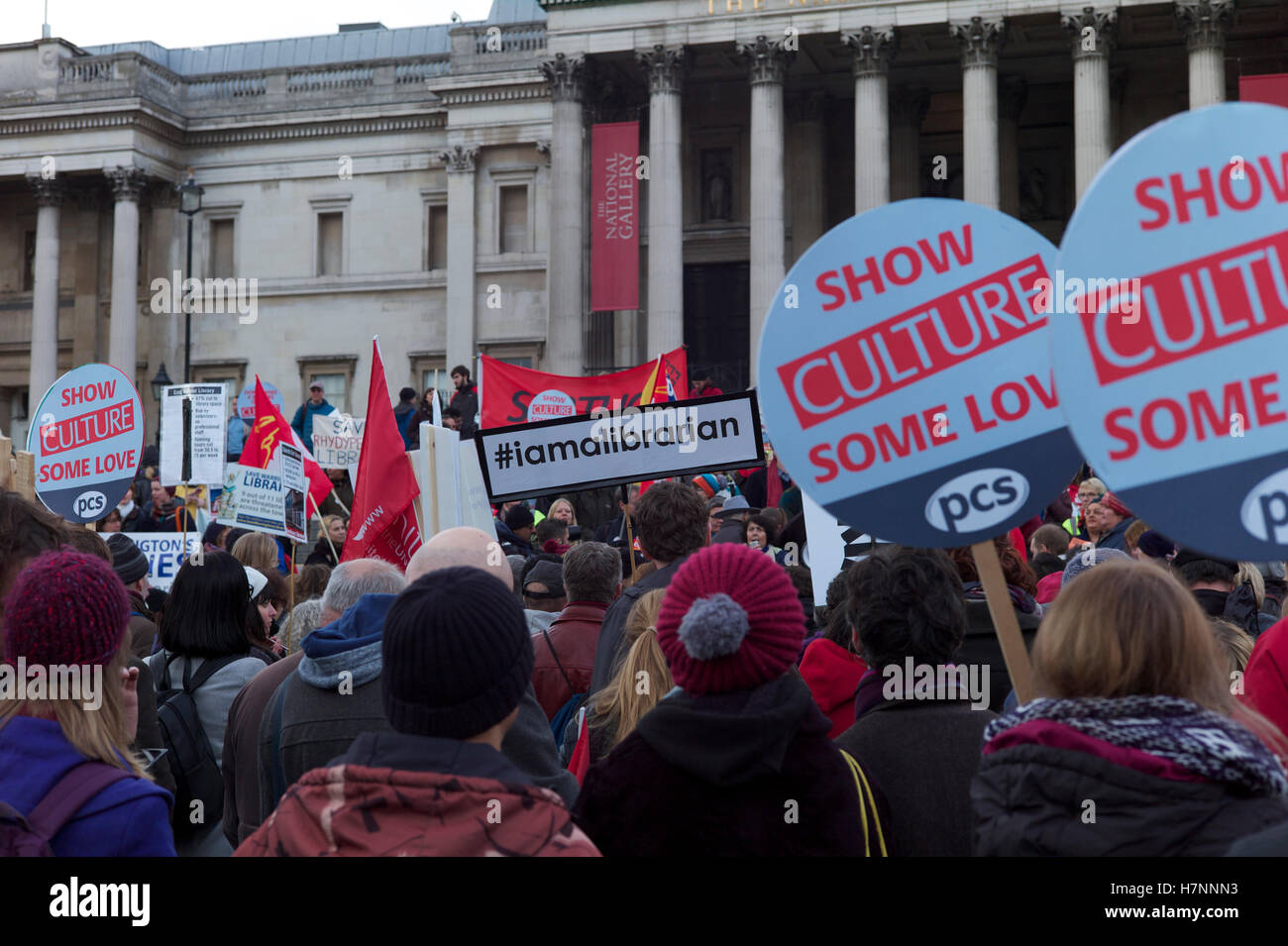 Speichern Sie unsere Bibliotheken-Demonstration am Trafalgar Square in London Stockfoto