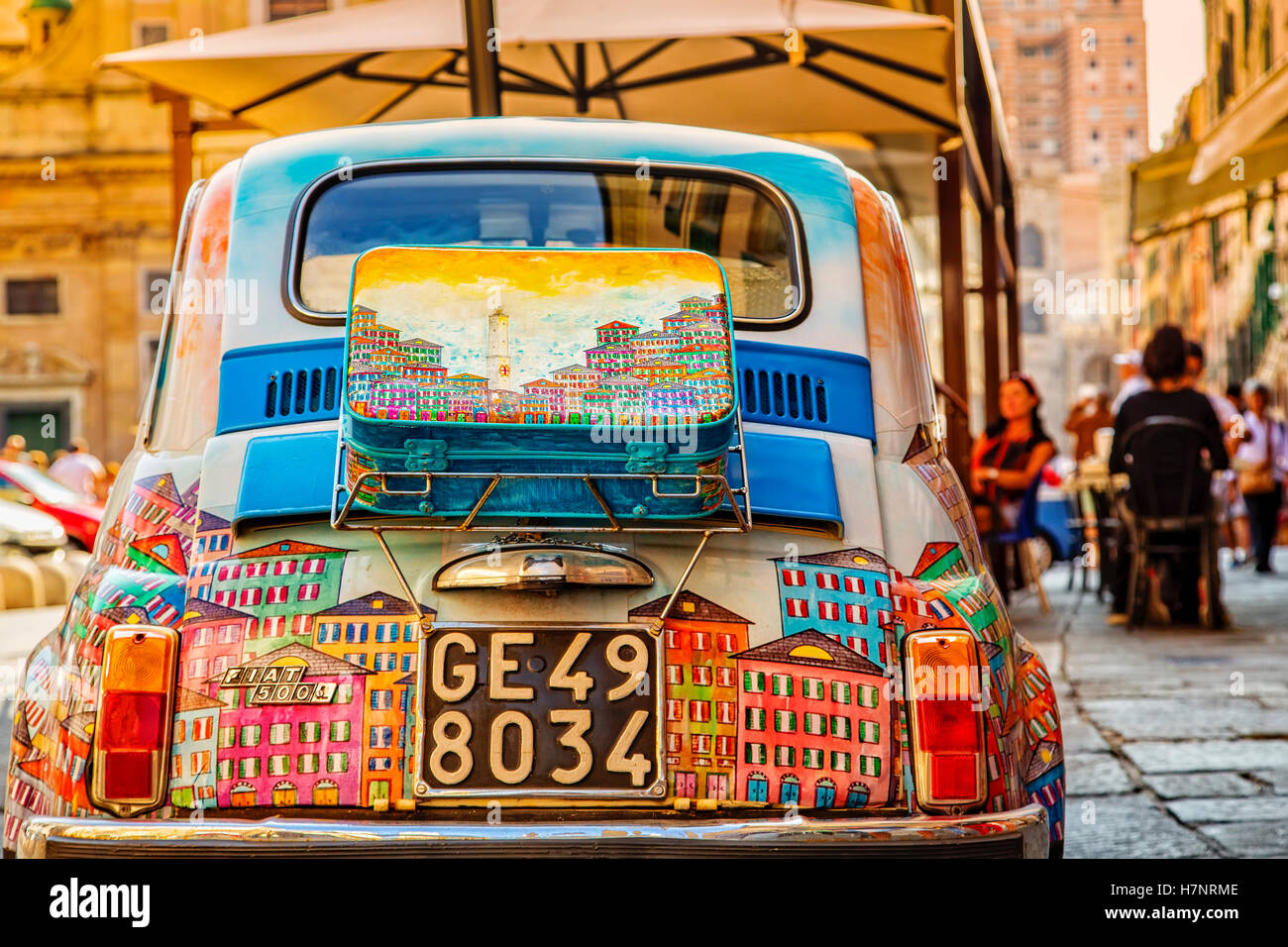 Fiat 500, Touristenattraktion, Auto lackiert mit Bildern der Stadt. Genua. Mittelmeer. Ligurien, Italien Europa Stockfoto