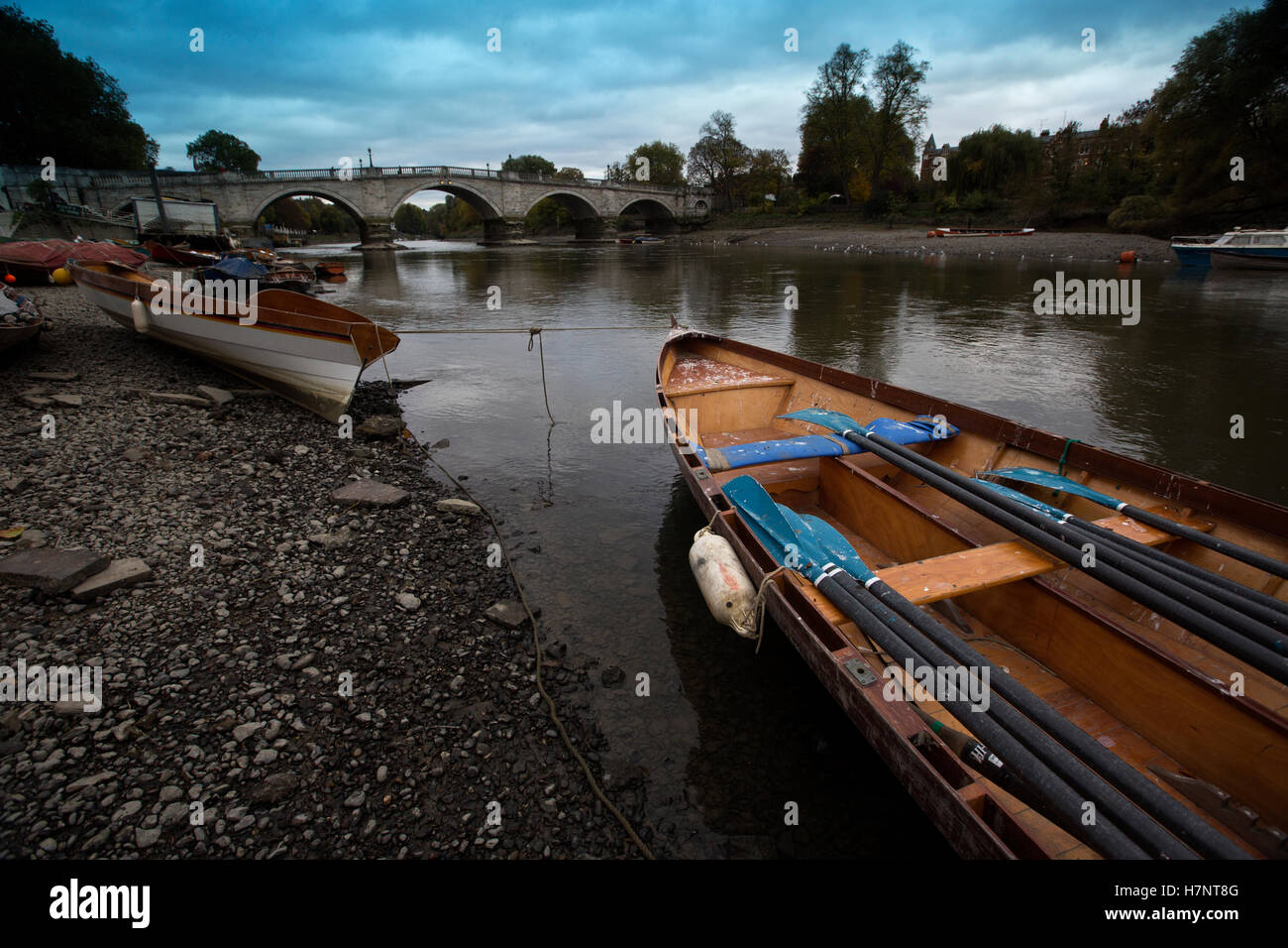 Richmond Upon Thames, Boote liegen entlang dem Flussbett Oberfläche bei Ebbe an einem grauen Herbstnachmittag, größere London, UK Stockfoto