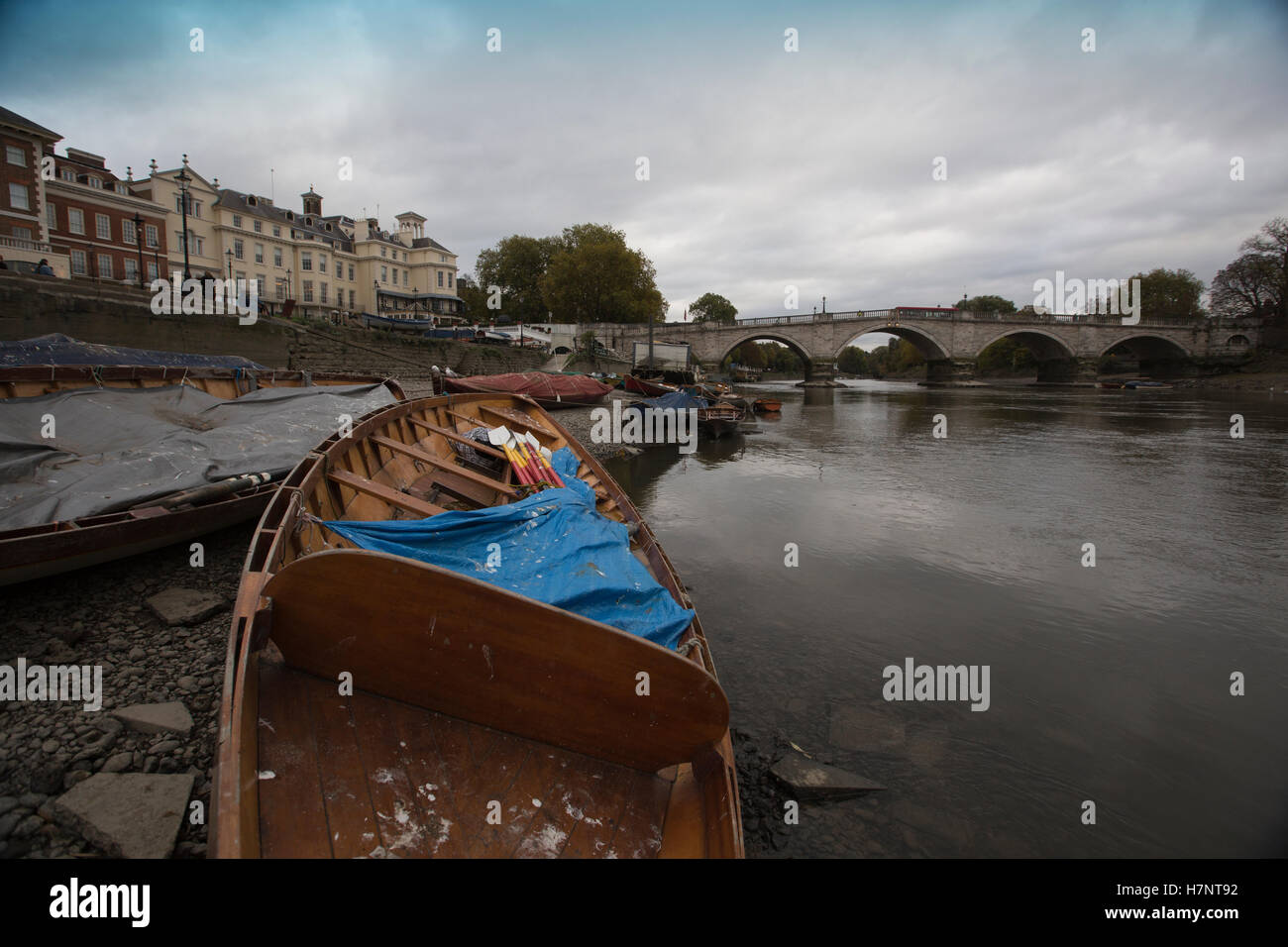 Richmond Upon Thames, Boote liegen entlang dem Flussbett Oberfläche bei Ebbe an einem grauen Herbstnachmittag, größere London, UK Stockfoto