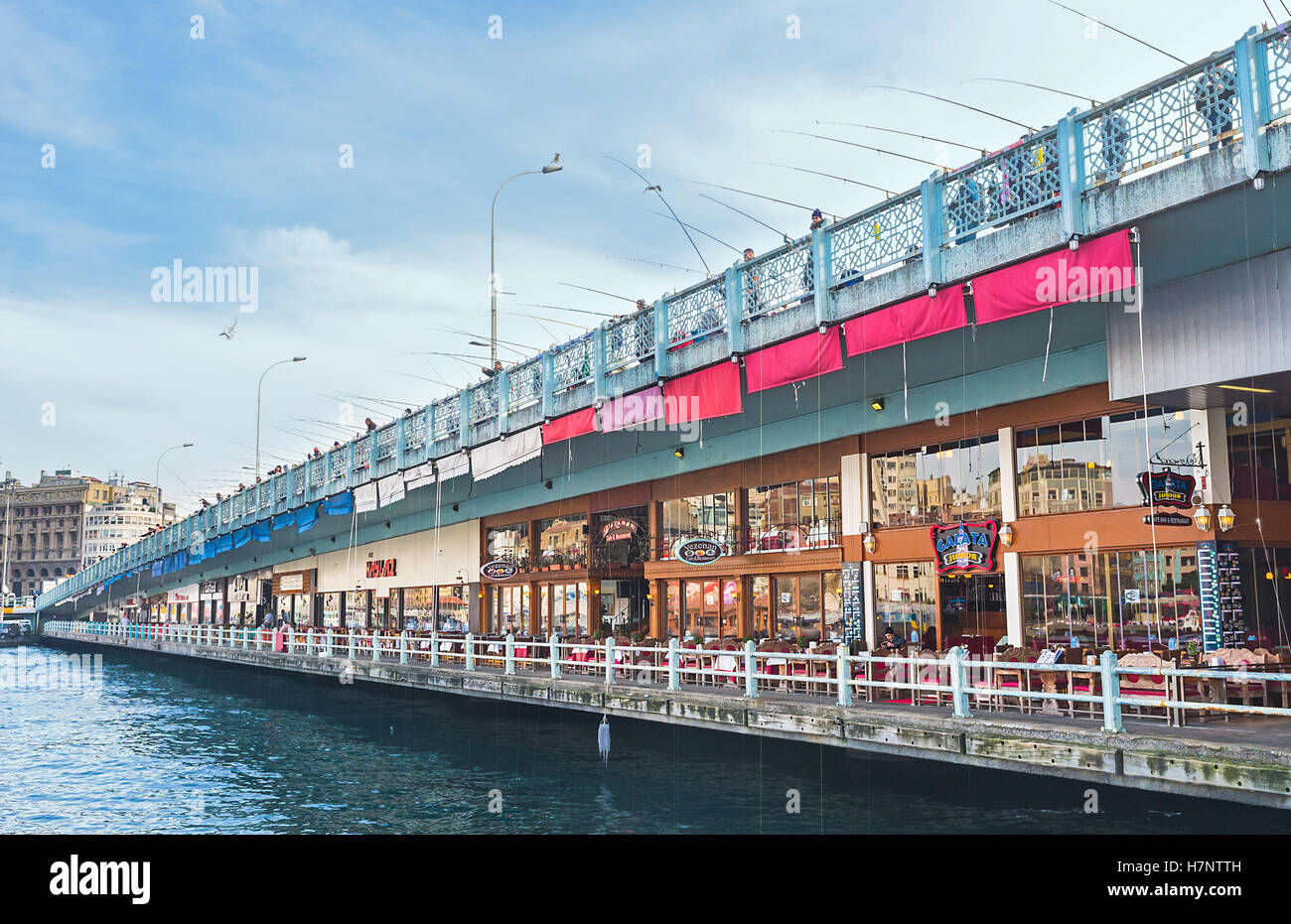 Die Galata-Brücke bietet verschiedene Möglichkeiten der Zeit verbringen, wie die Fischerei auf die oberste Ebene oder entspannen Sie im Café auf der Unterlippe Stockfoto