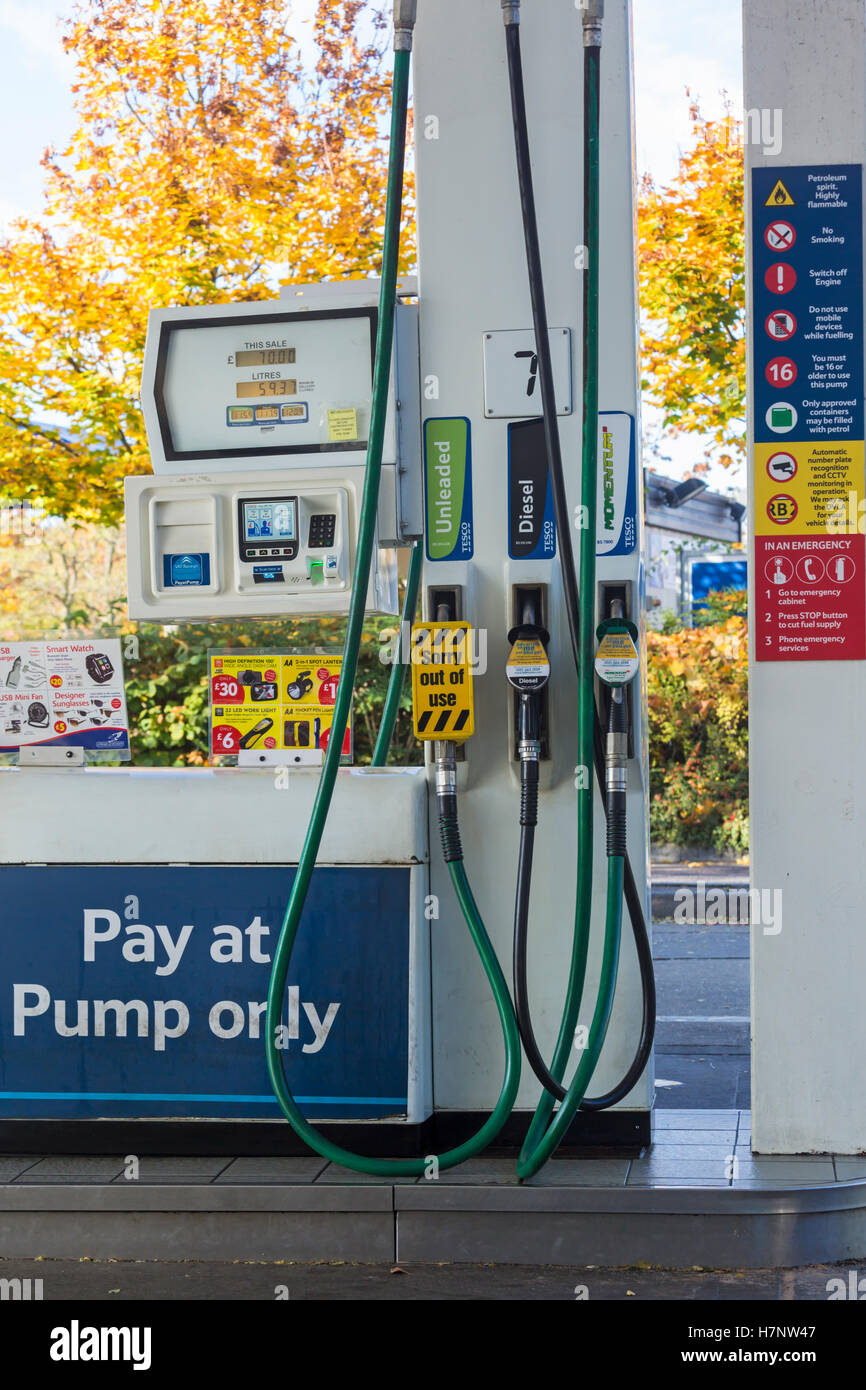 Bezahlen Sie nur kaput Pumpe an Tesco Tankstelle mit Herbst Farben der Bäume in Dorset Stockfoto