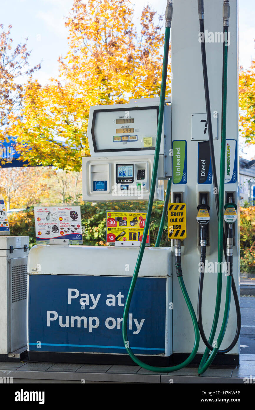 Bezahlen Sie nur kaput Pumpe an Tesco Tankstelle mit Herbst Farben der Bäume in Dorset Stockfoto