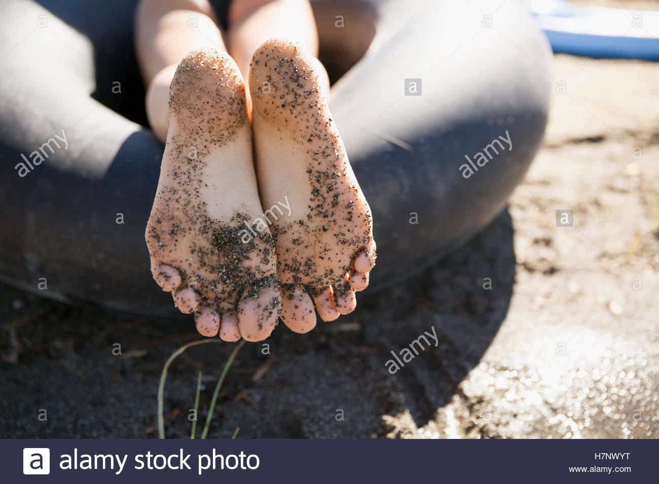 Barfuß Teenager Mädchen Mit Sand Auf Füßen Auf Sonnigen Sommerstrand Hautnah Stockfotografie Alamy 