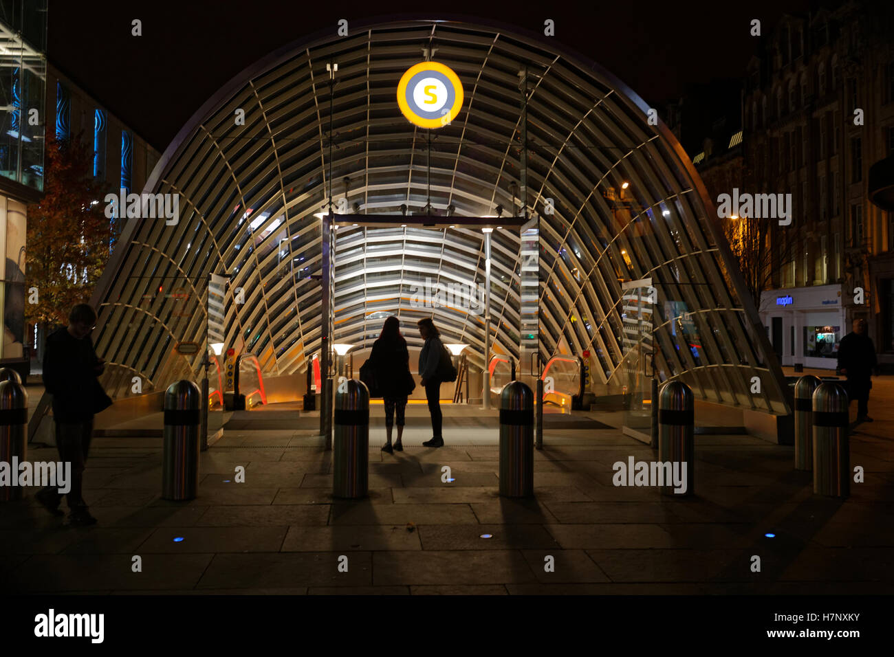 Glasgow u-Bahn oder U-Bahn-Eingang zu St. Enoch Bahnhof Nacht Stockfoto