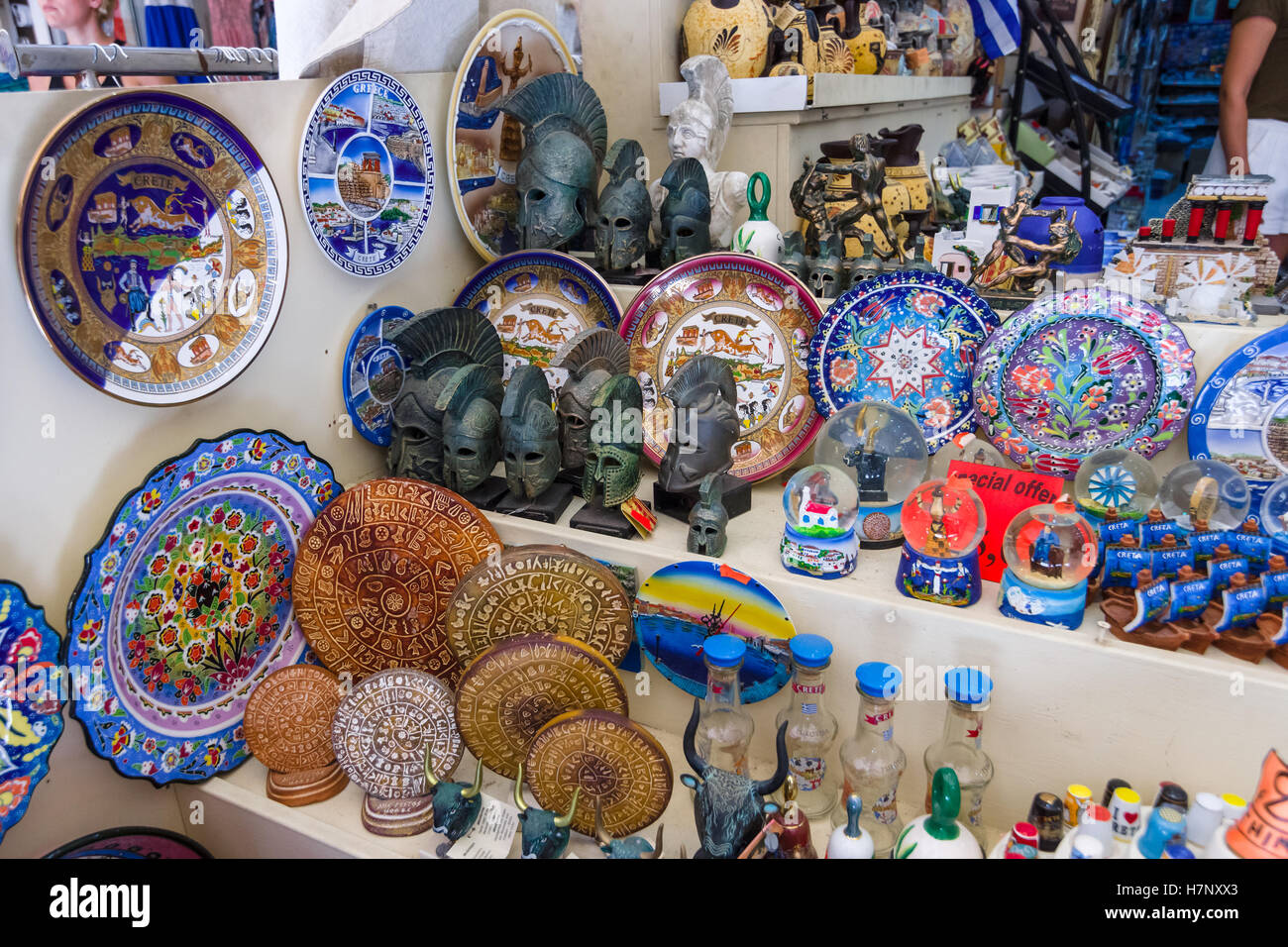 HERAKLION, Griechenland - 9. Juli 2016: Crete. Traditionellen kretischen Souvenirs und Geschenke. Heraklion - die größte Stadt auf der Insel. Stockfoto