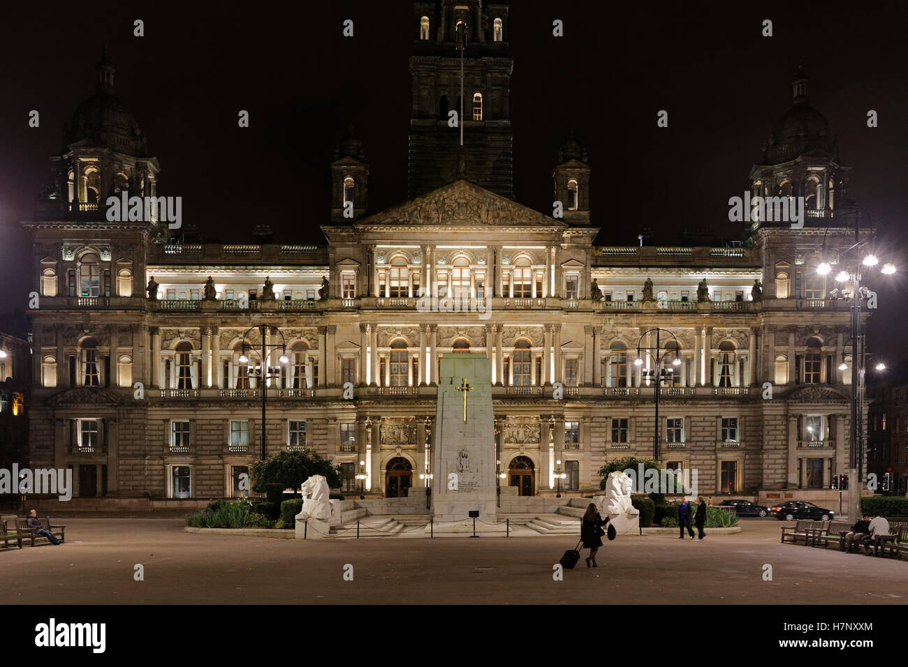 George Square und die Stadt Kammern mit der Kenotaph in der Innenstadt von Glasgow Zentrum einheimische und Touristen in der Nacht Stockfoto