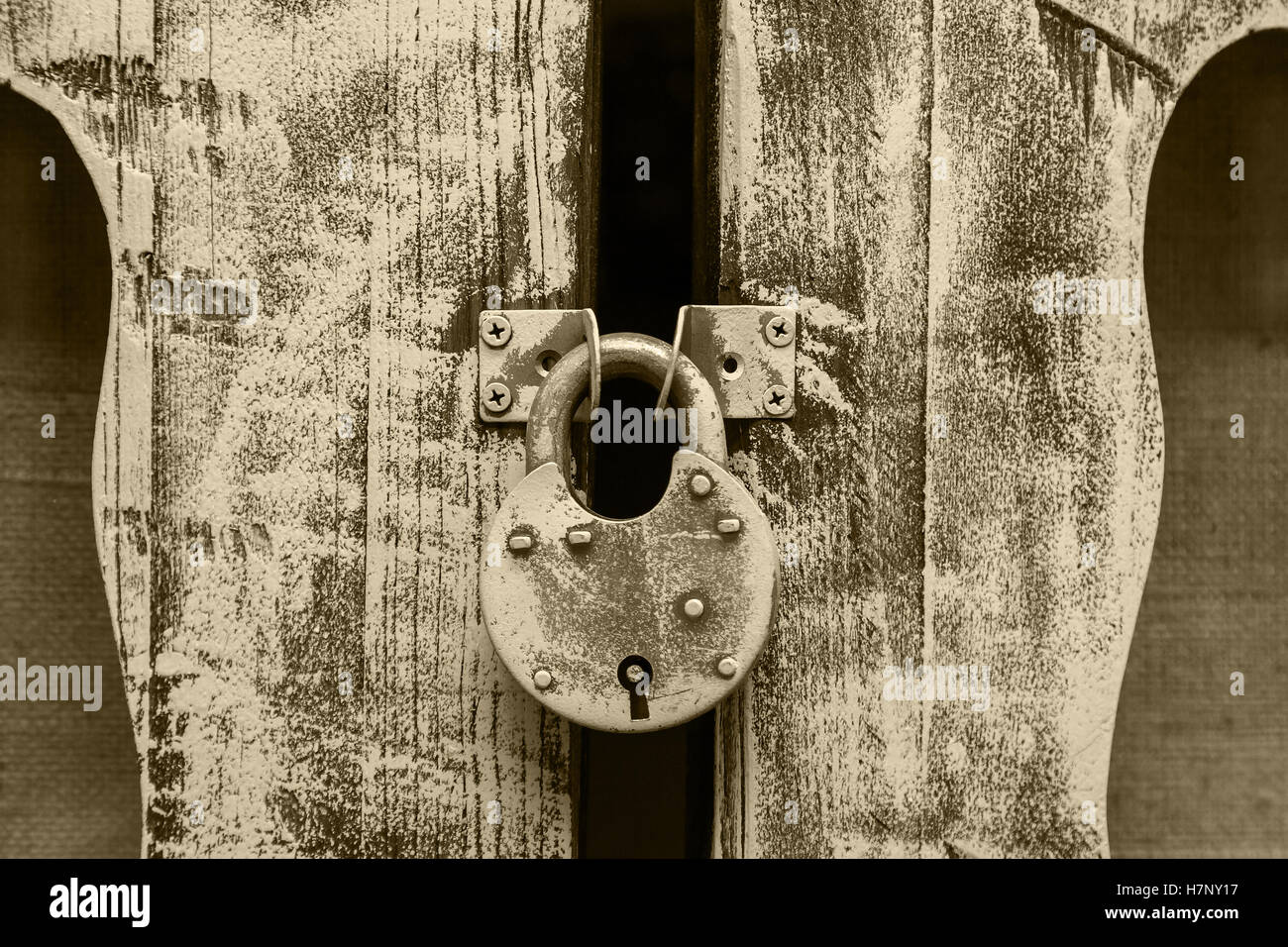 alte Metall Schleuse hängen hölzerne Türscharniere geschlossen Stockfoto