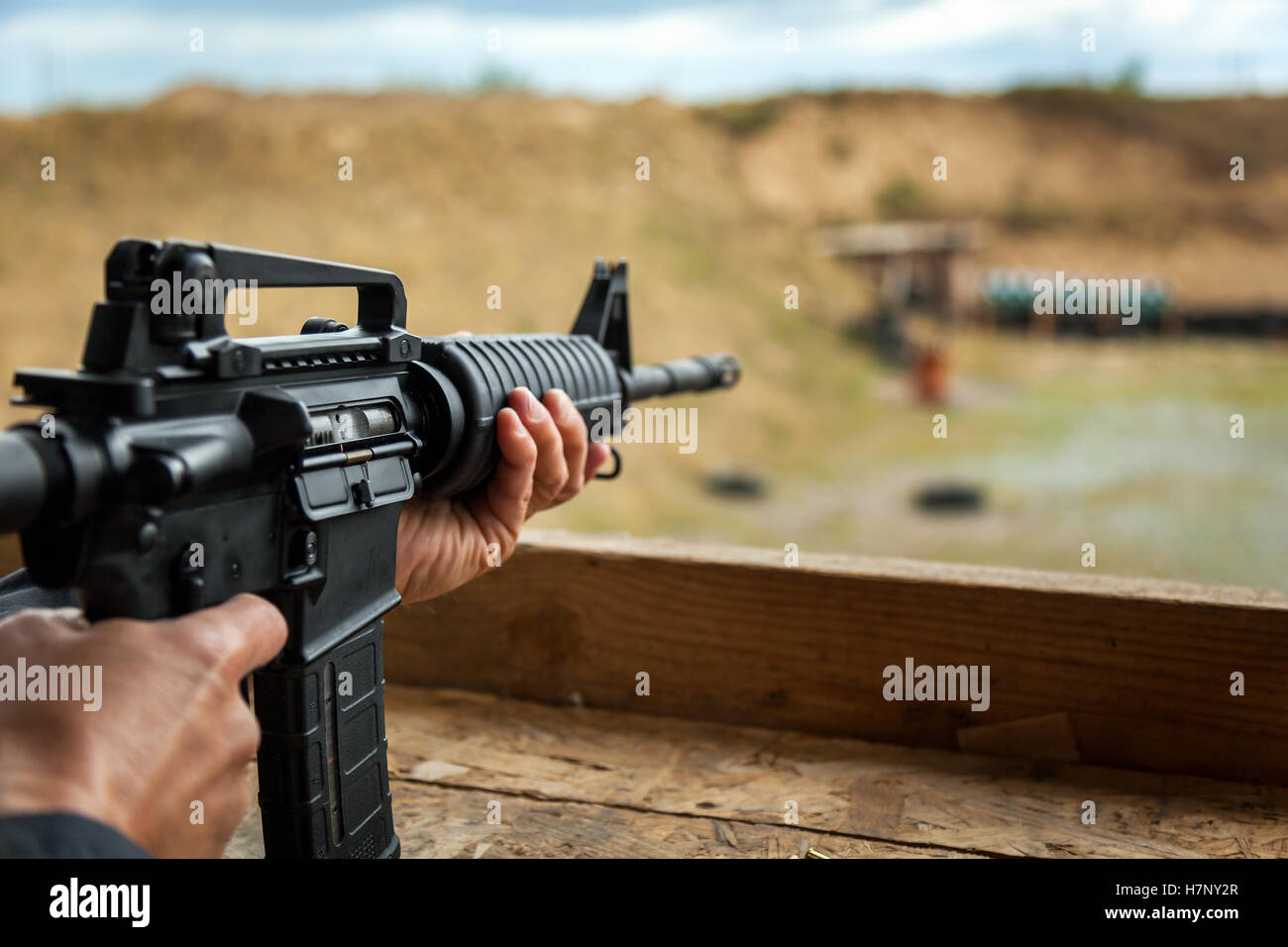 Amerikanische Sturmgewehr. Das Militär hält, dass das Ziel der amerikanischen Maschinengewehr M16 abzielt. Stockfoto