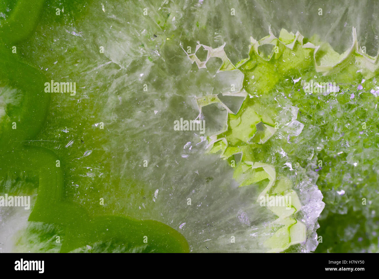 Nahaufnahme von einem bunten Stein - Muster von Kristallen natürlichen Ursprungs auf der Oberfläche des Steins Stockfoto