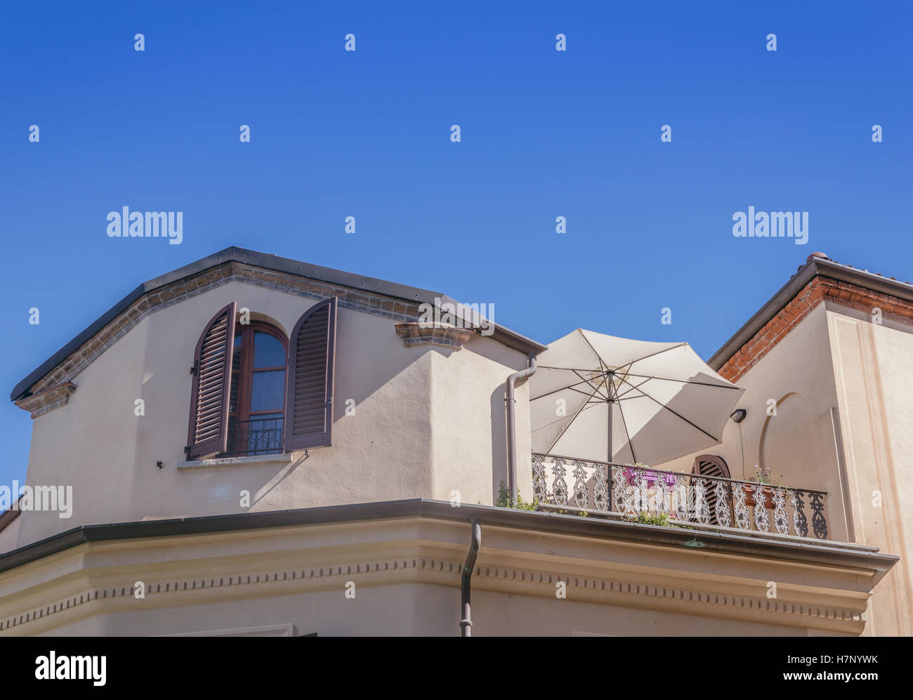 Dachterrasse mit Sonnenschirm Stockfoto