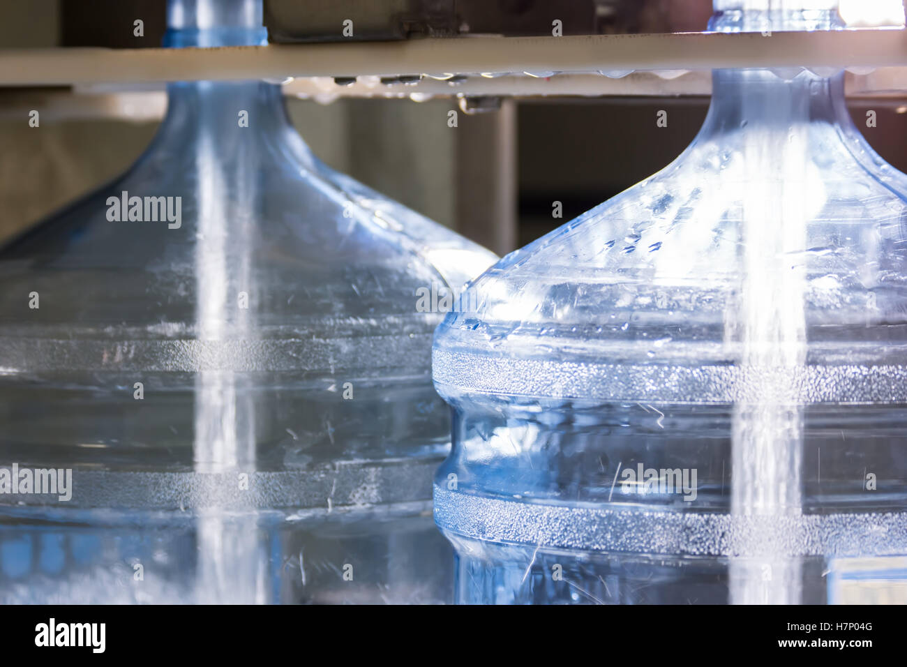 Wasser in Flaschen gießen. Stockfoto