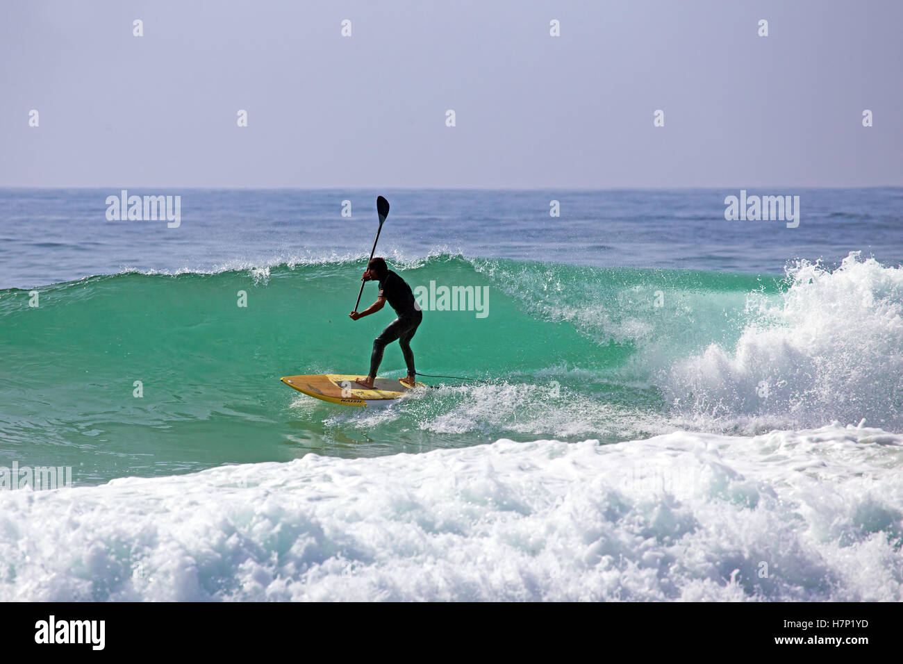 Stand up Paddle boarding am Atlantischen Ozean Stockfoto