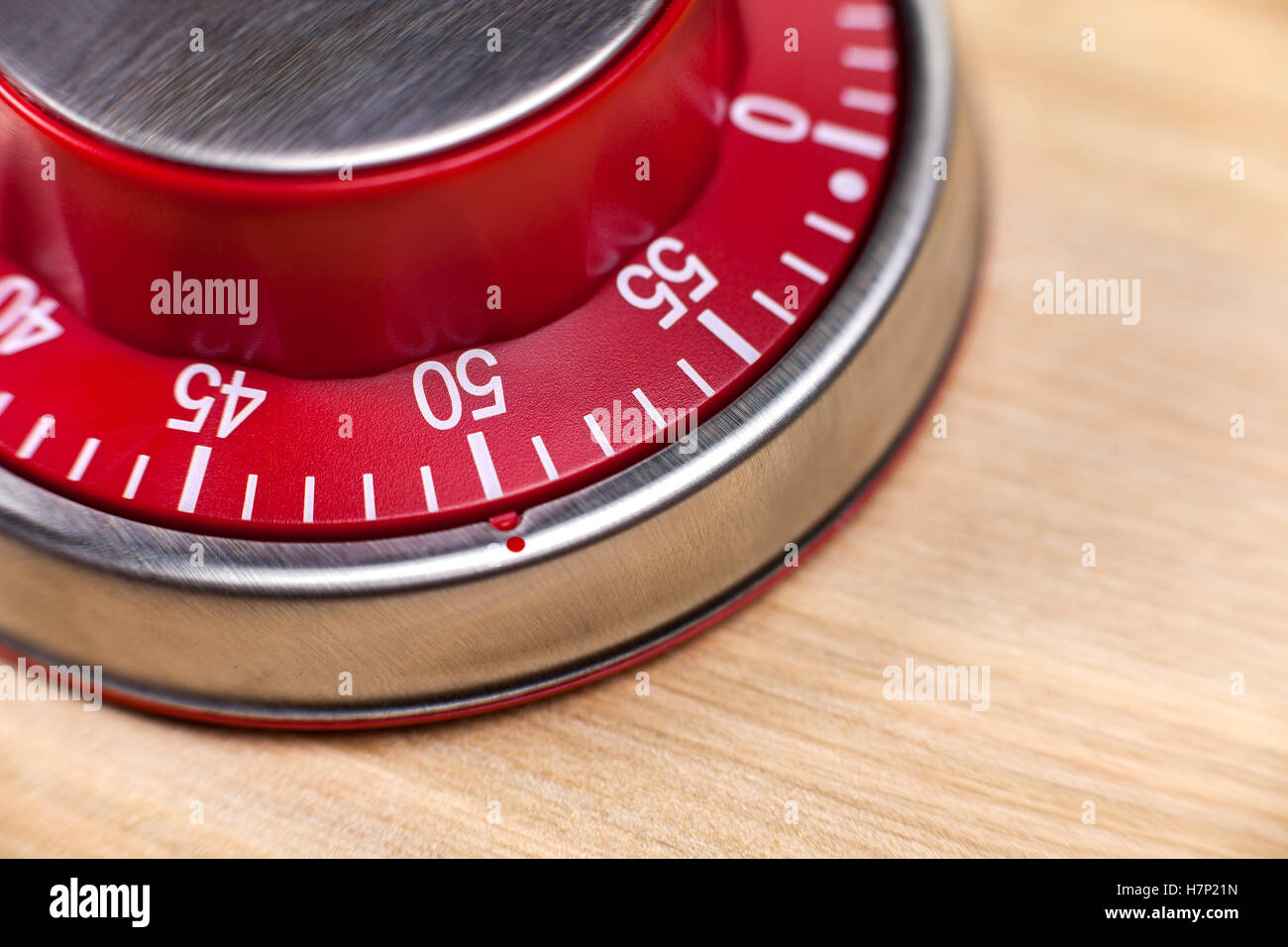 Makro-Ansicht von einer roten Küche Eieruhr zeigt 50 Minuten auf hölzernen Hintergrund Stockfoto