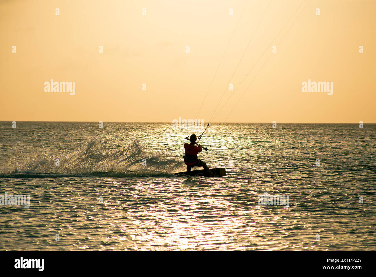 Kitesurfer auf Aruba-Insel in der Karibik bei Sonnenuntergang Stockfoto