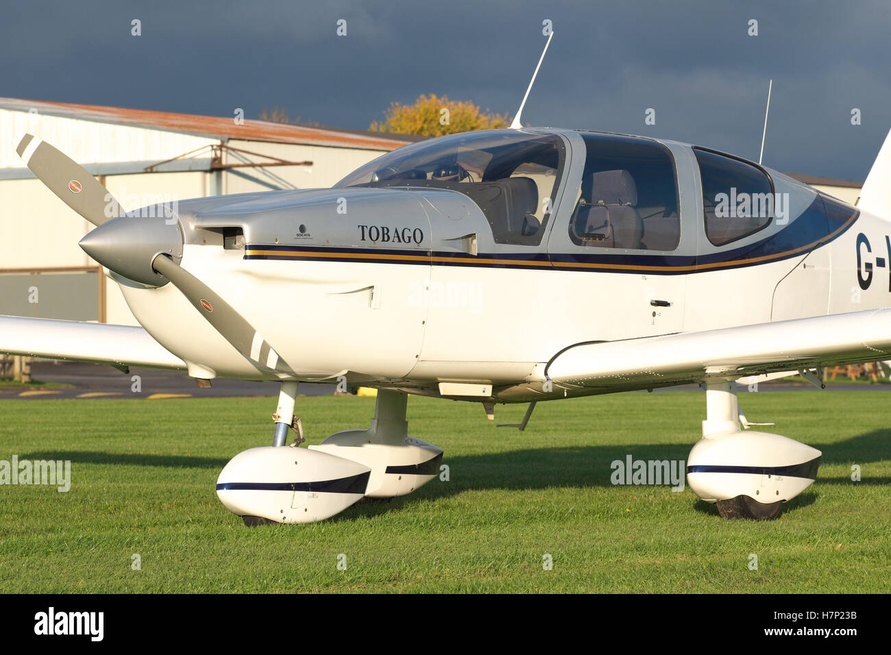 Allgemeine Luftfahrt Socata TB-10 Tobago Leichtflugzeug Flugzeug auf einem Rasen-Flugplatz im Vereinigten Königreich Stockfoto
