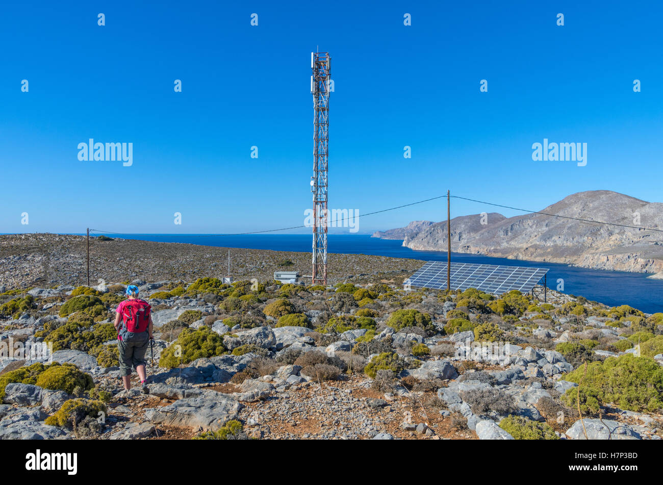 Mobiler Mast-Zelle Telefon Mast mit blauem Himmel und Meer Stockfoto