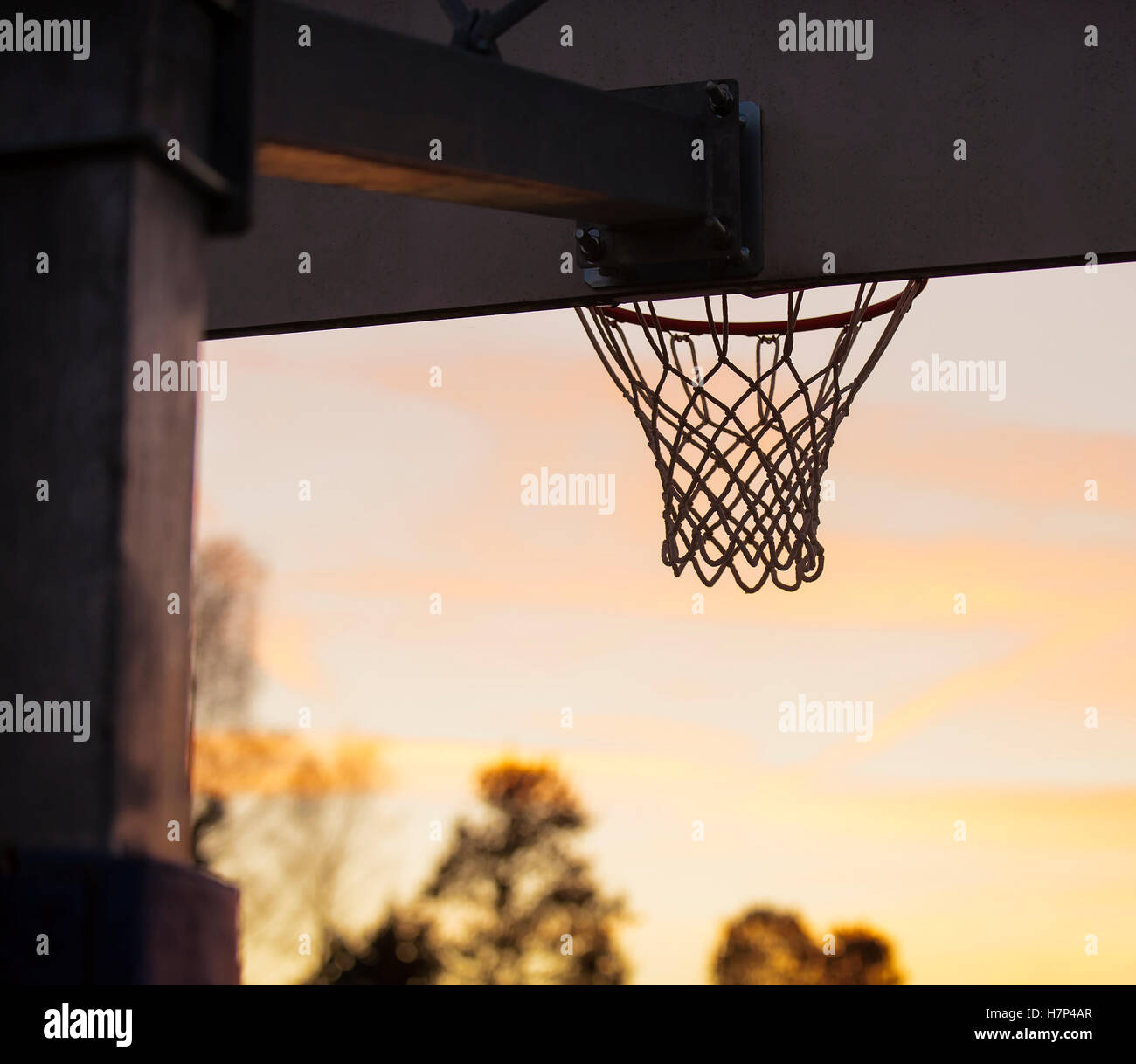 Basket Ball Ring in niedrigen Lichtszene. Stockfoto