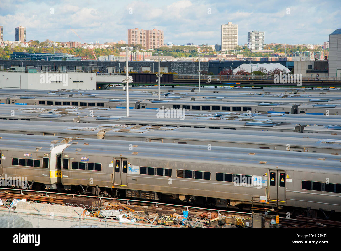 New York u-Bahn-Züge auf der MTA Stockyards, gesehen vom Highline park Stockfoto