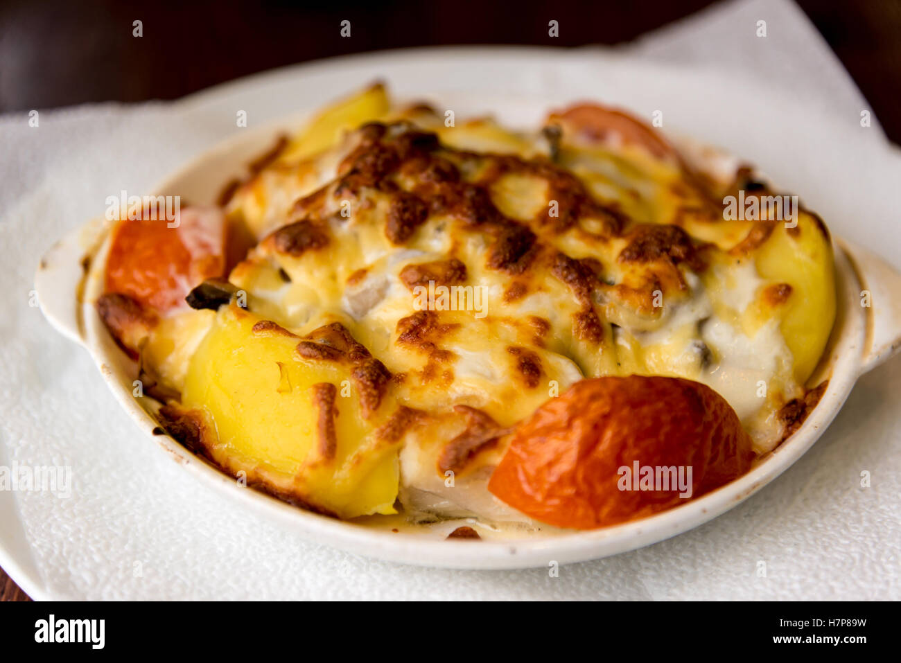 Kartoffeln mit Tomaten überbacken mit Käse Stockfoto