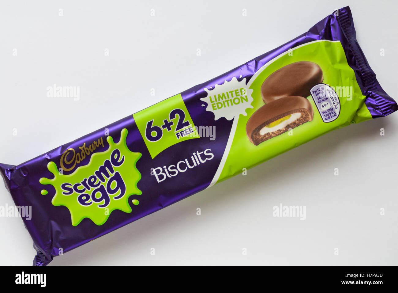 Paket von Cadbury screme ei Kekse für Halloween Edition auf weißem Hintergrund begrenzt Stockfoto