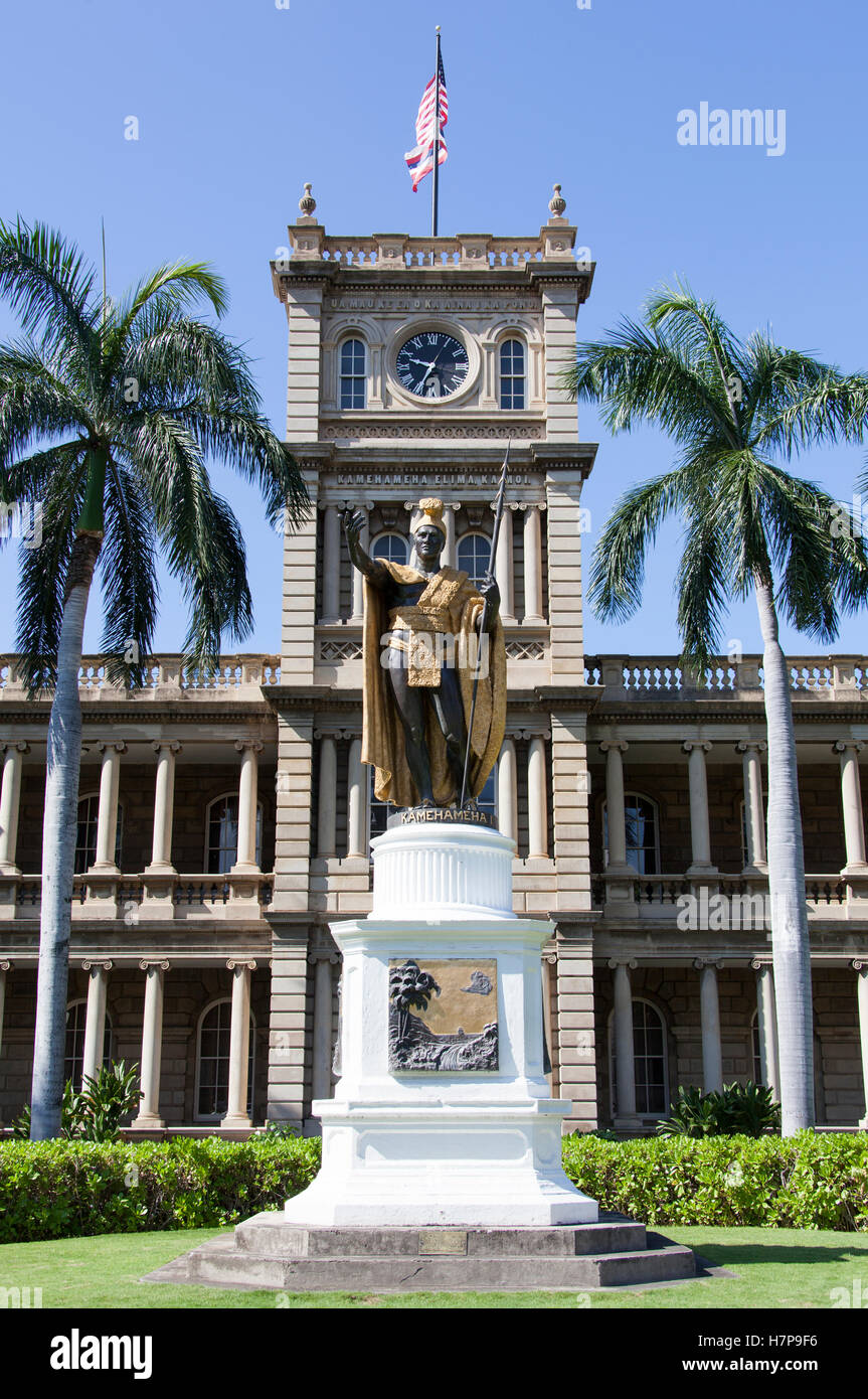Die Statue von König Kamehameha vor Aliiolani Hale, Zuhause am State Supreme Court (Honolulu). Stockfoto