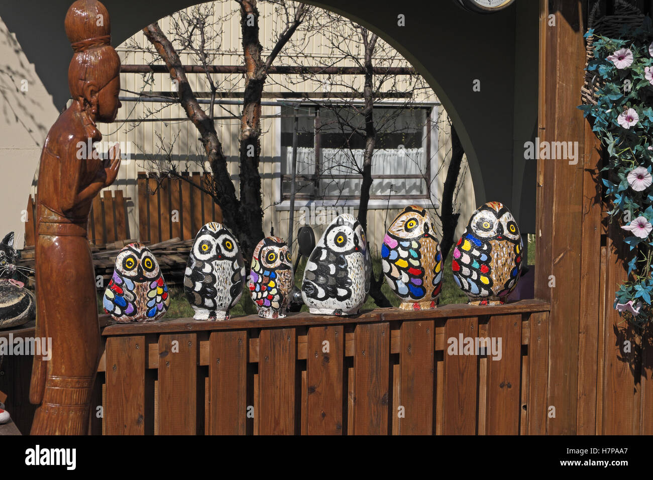 Bemalten Steinen und geformte Figur vor einem Haus, Husavik, Island. Stockfoto