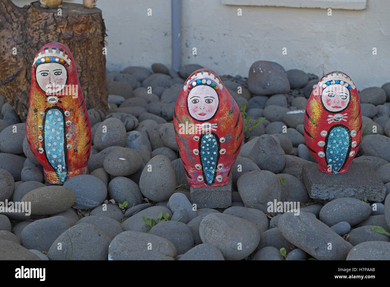 Bemalten Steinen vor einem Haus, Husavik, Island. Stockfoto