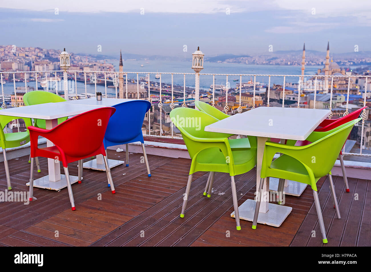 Der beste Weg, um den Sonnenuntergang in Istanbul treffen ist der Besuch eines der Restaurants mit der Open-Air-Terrasse auf dem Dach, Türkei. Stockfoto