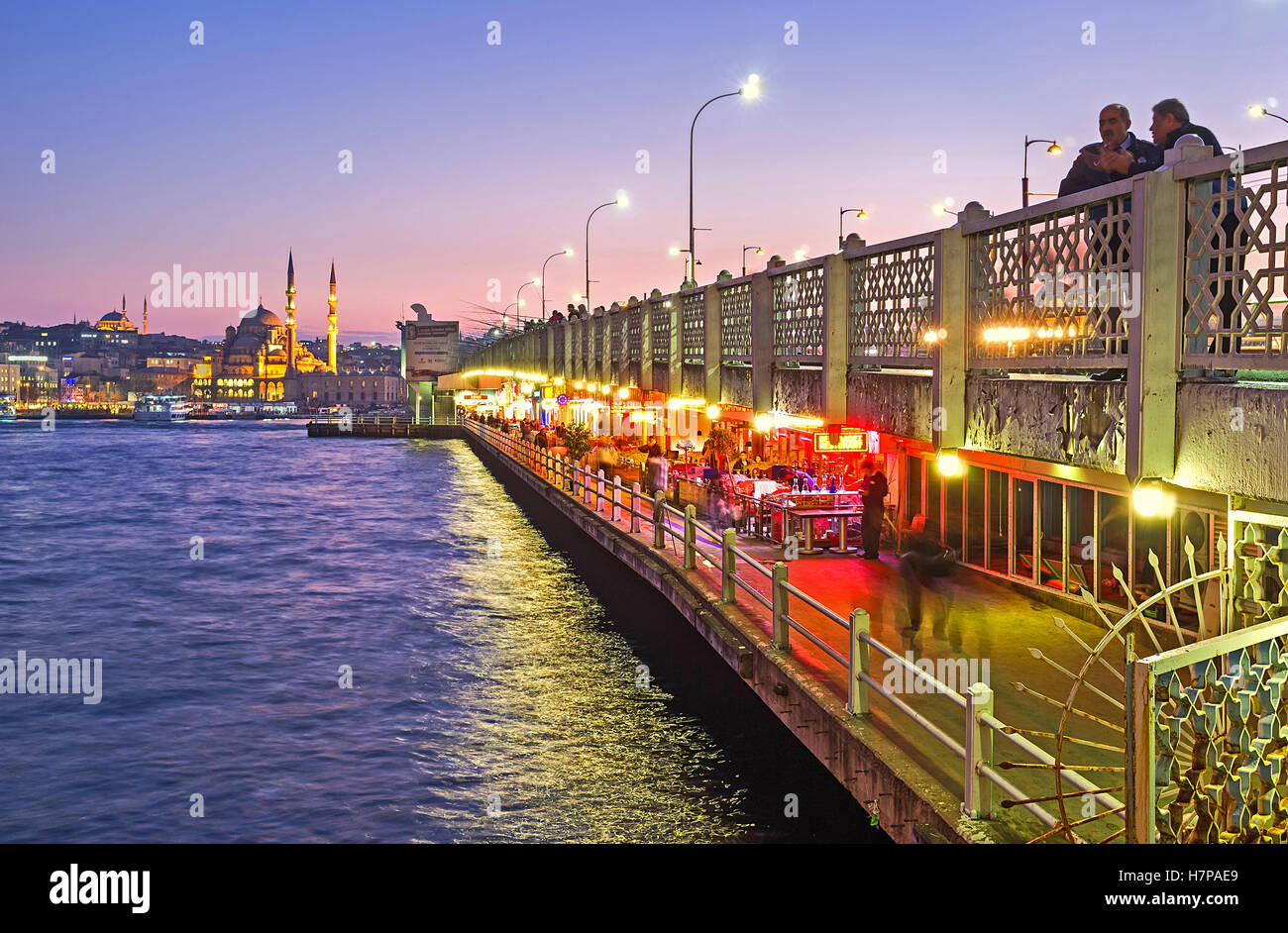 Die hellen Lichter im Erdgeschoss der Galata-Brücke zieht die Menschen zu den feinen Fisch-Restaurants und gemütlichen Cafés Stockfoto