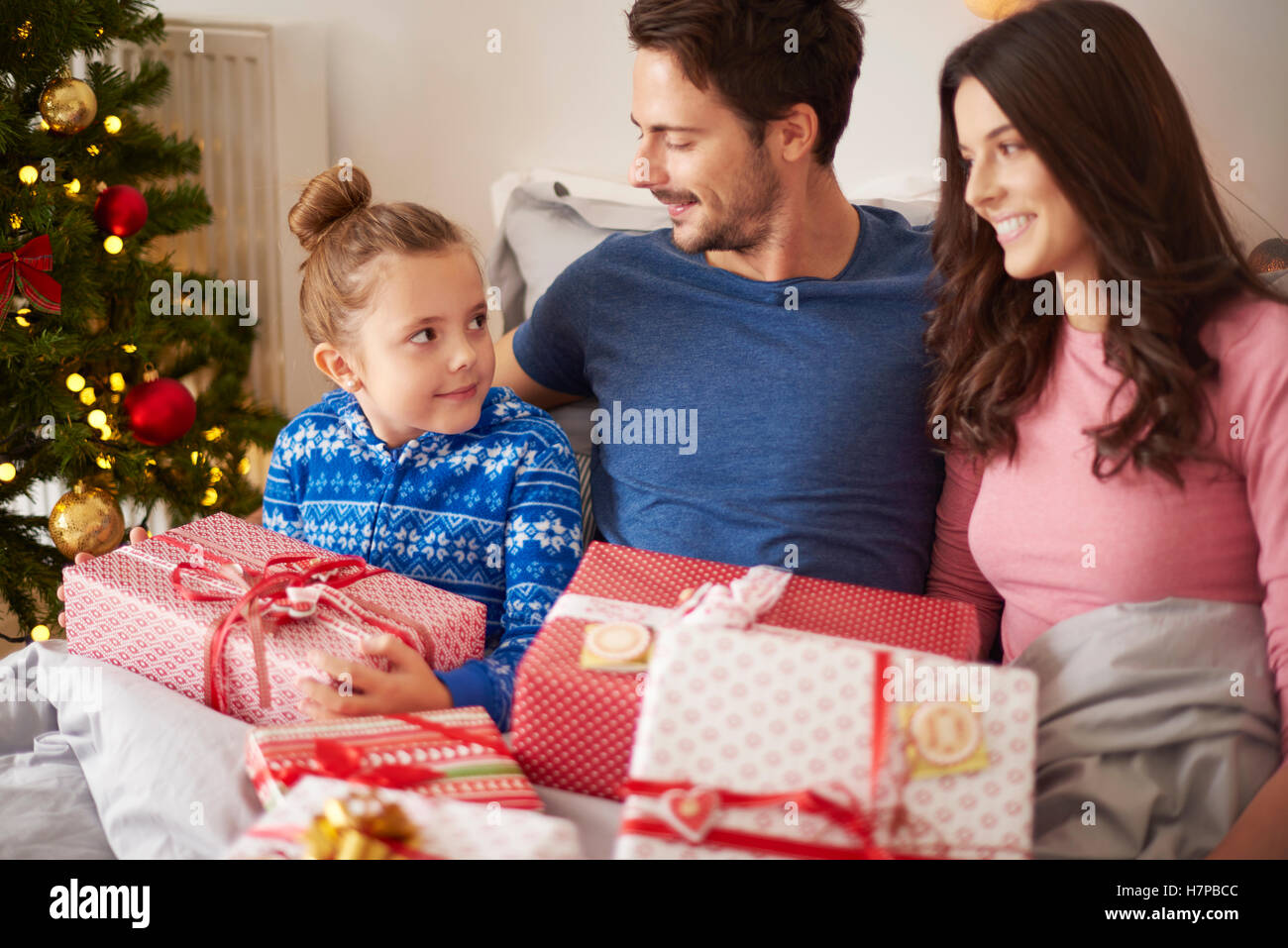 Weihnachtsmorgen im Kreis der Familie Stockfoto