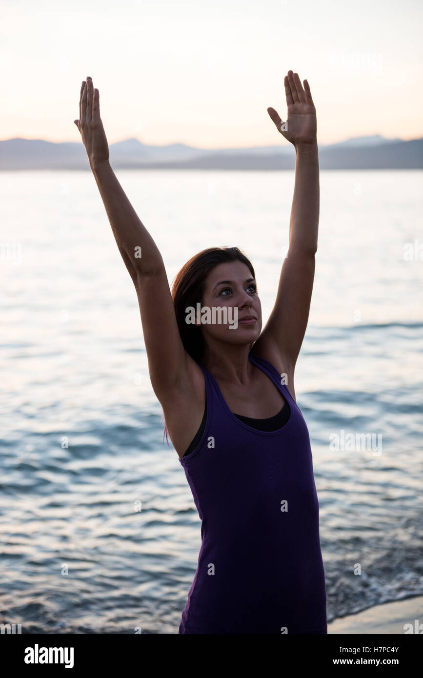 Frau, die Durchführung von Yoga am Strand Stockfoto