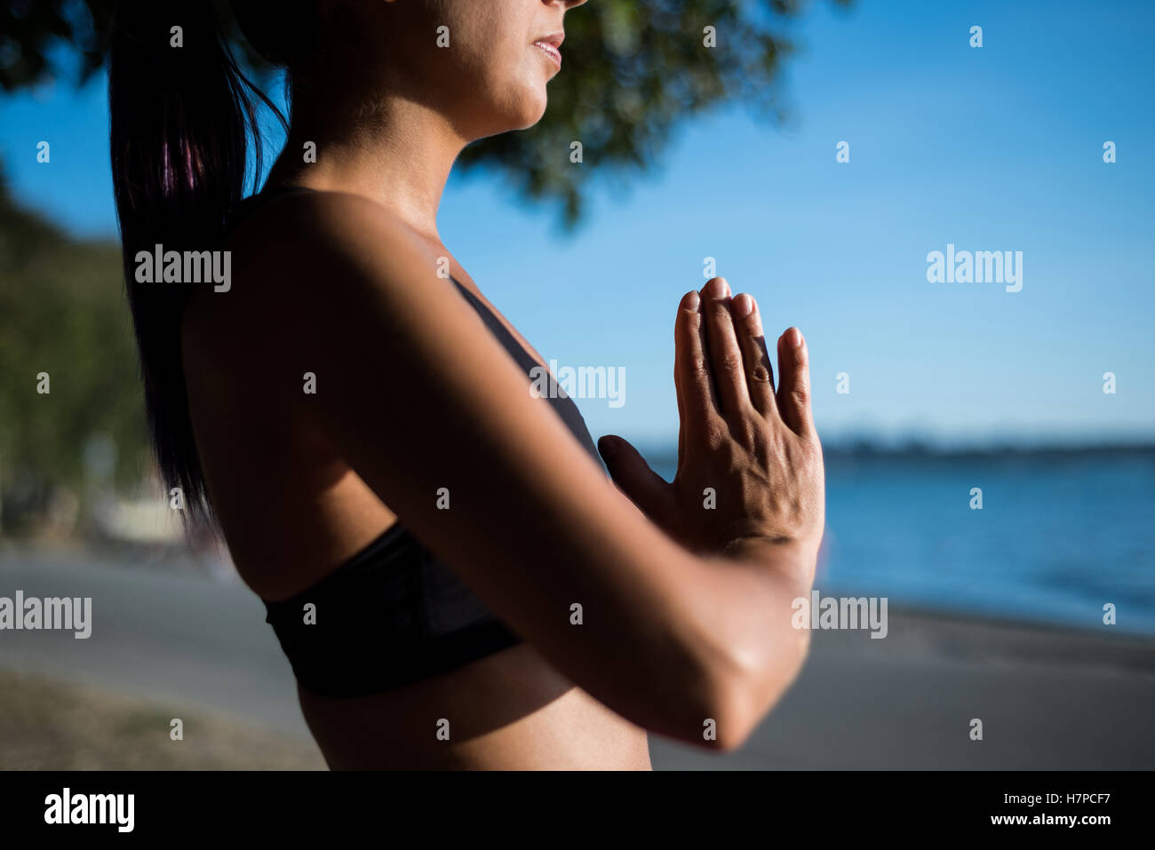 Nahaufnahme der Frau, die Durchführung von Yoga im Garten Stockfoto