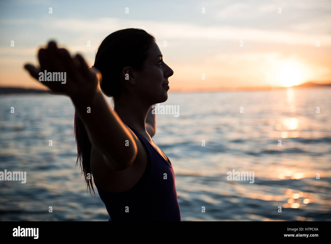 Frau, die Durchführung von Yoga am Strand Stockfoto