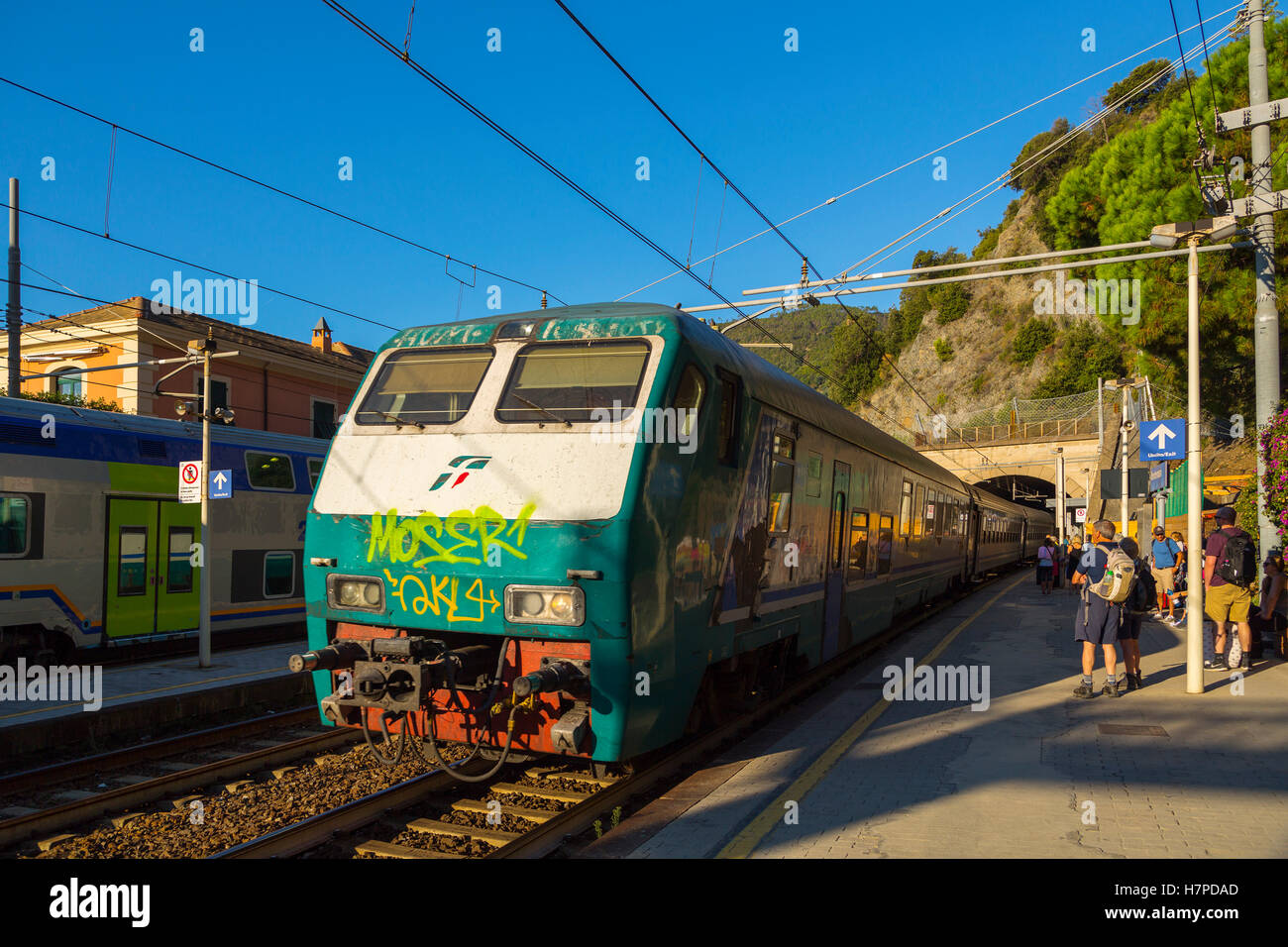 Touristen warten auf den Regionalzug. Monterosso al Mare, Riviera de Levanto, Fischerdorf, Cinque Terre. Genua. Italien Stockfoto