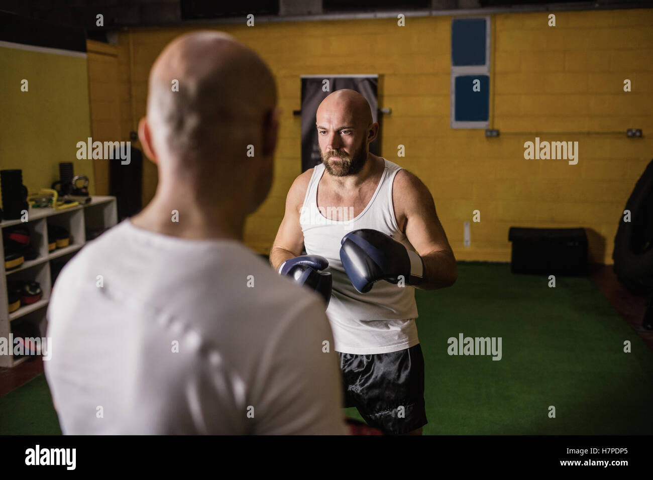 Zwei Boxer üben Boxen im Fitness-Studio Stockfoto