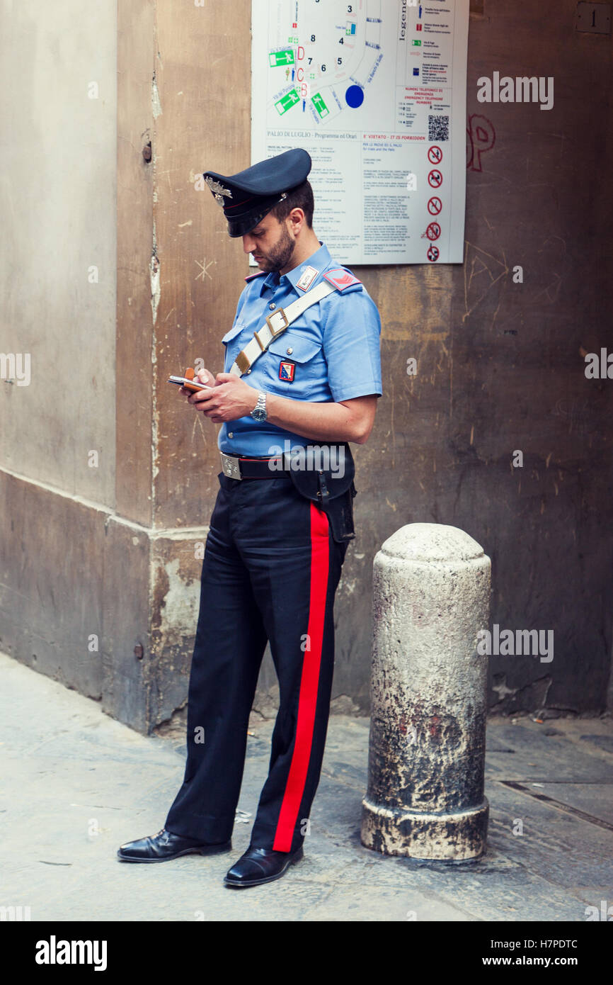 Italienische polizeiuniform -Fotos und -Bildmaterial in hoher Auflösung –  Alamy