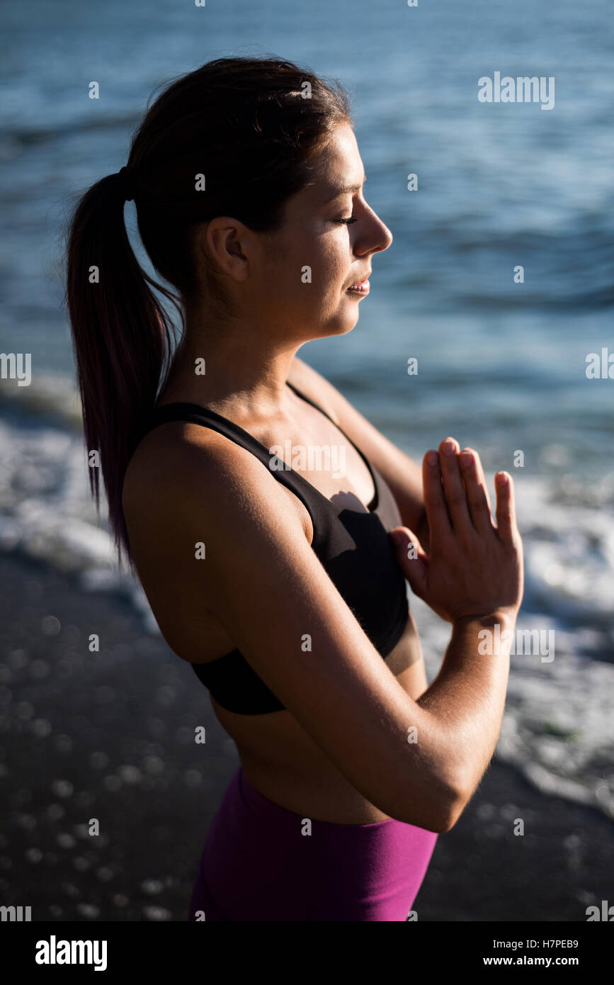 Schöne Frau, meditieren am Strand Stockfoto