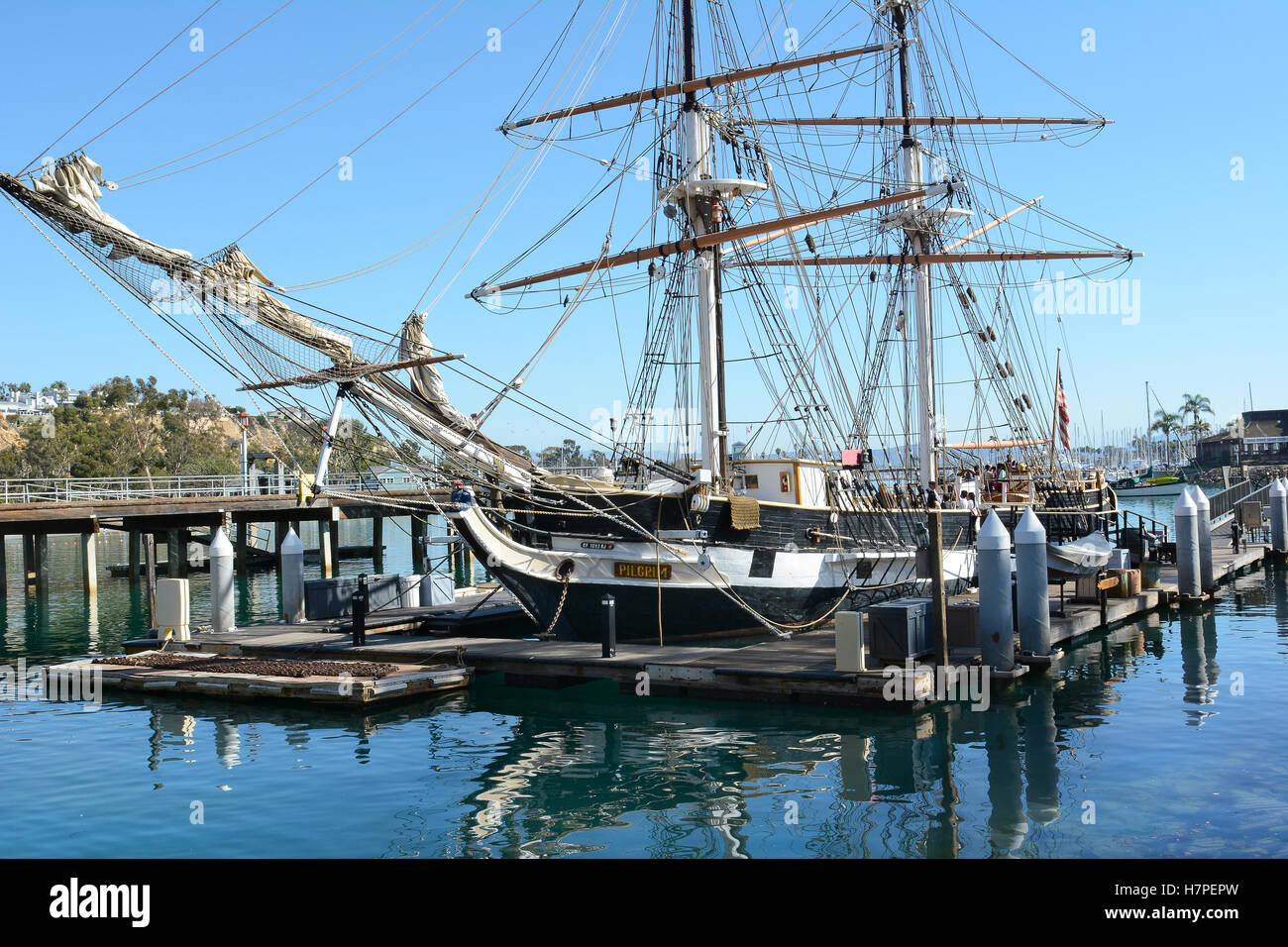 Pilgrim Großsegler ein Dock. Der Pilger ist Teil des Orange County Ocean Institute Bildungsprogramms. Stockfoto