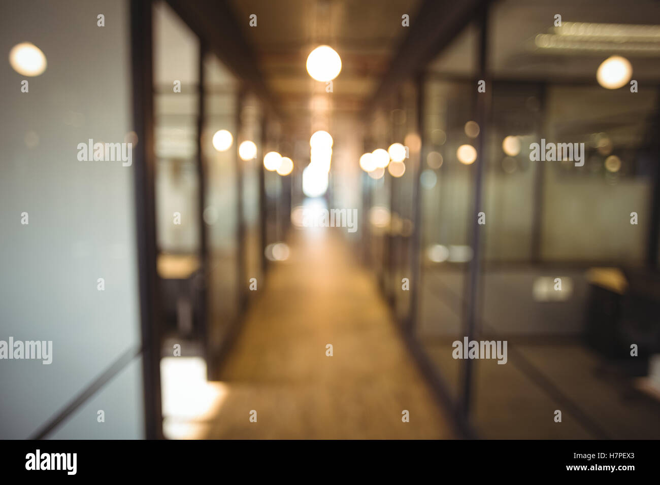 Blick auf Büro-Korridor und Arbeitsbereich zu verwischen Stockfoto