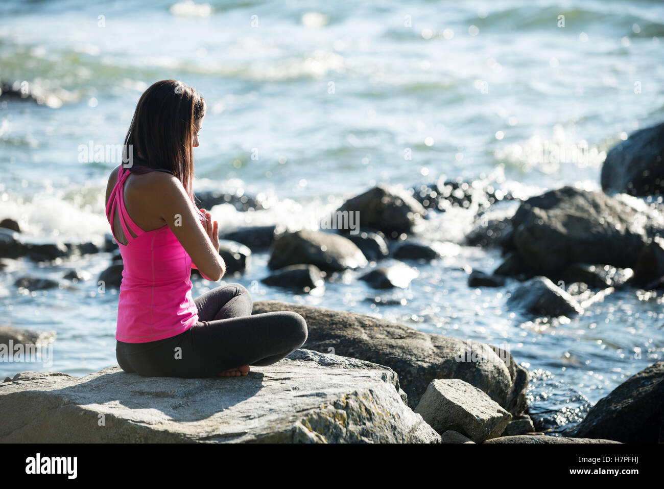 Frau, die Durchführung von Yoga auf Felsen Stockfoto