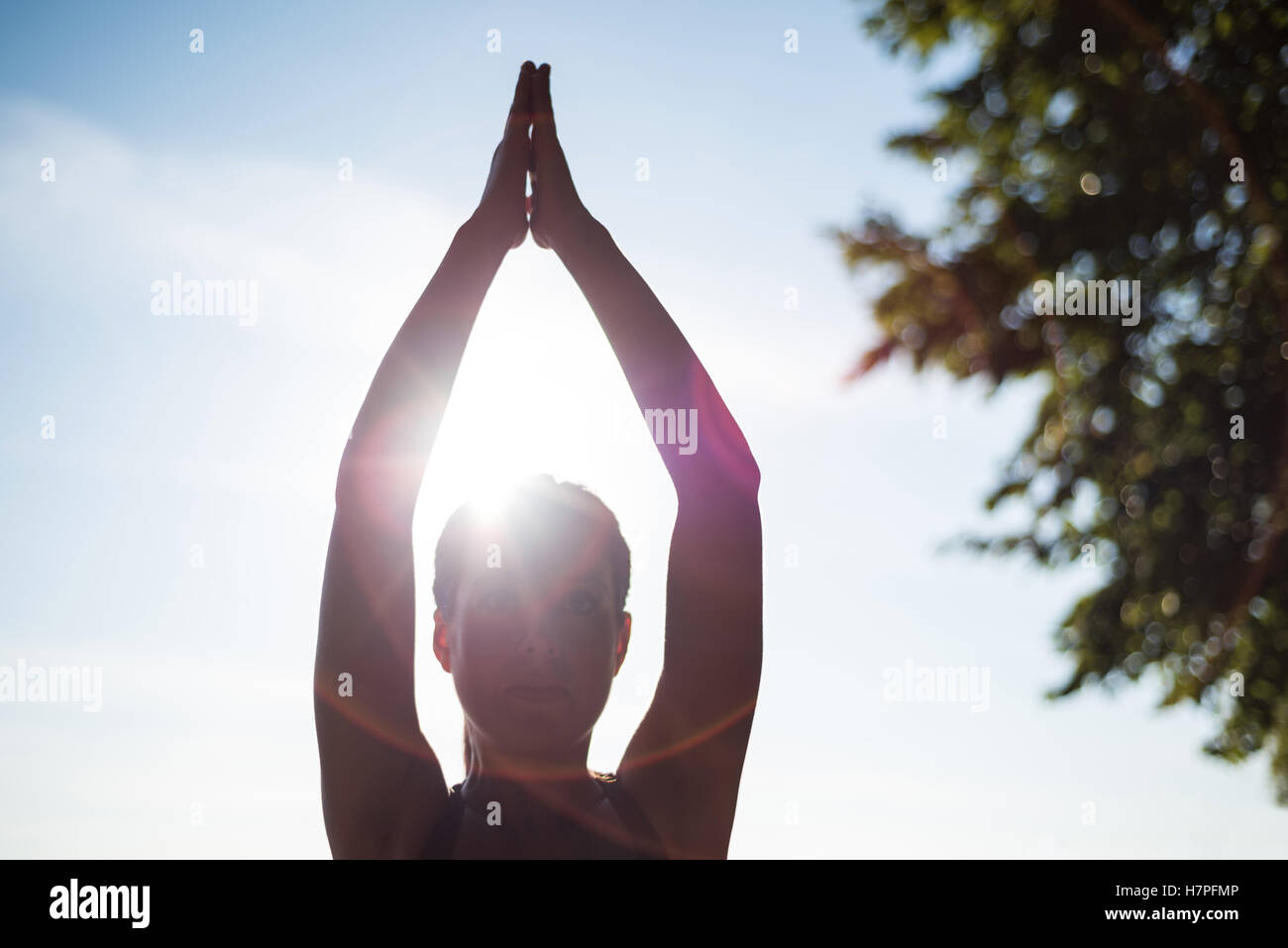 Frau, die Durchführung von Yoga im Garten Stockfoto